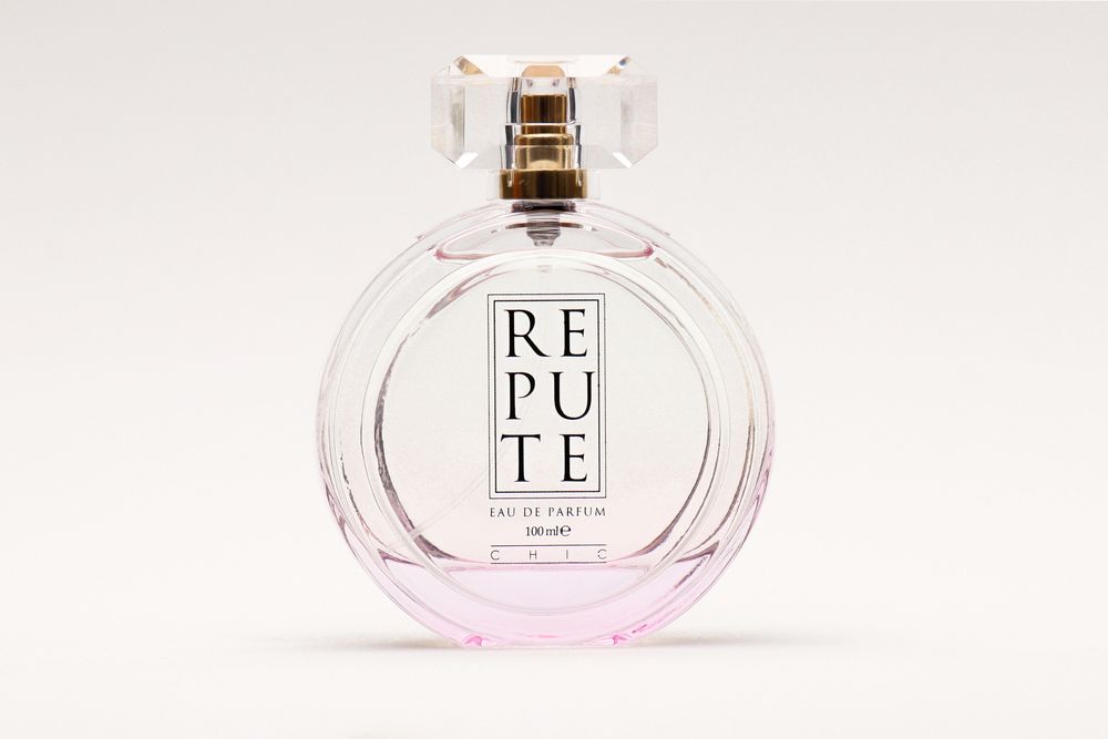 Frasco de perfume feminino elegante sobre fundo neutro