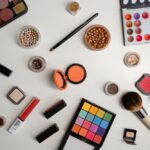 Conjunto de produtos de beleza organizado sobre superfície branca