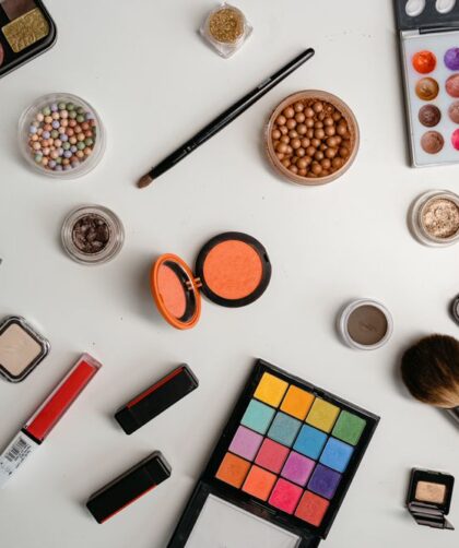 Conjunto de produtos de beleza organizado sobre superfície branca