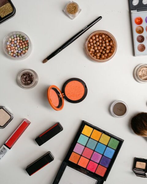 Conjunto de produtos de beleza organizado sobre superfície branca