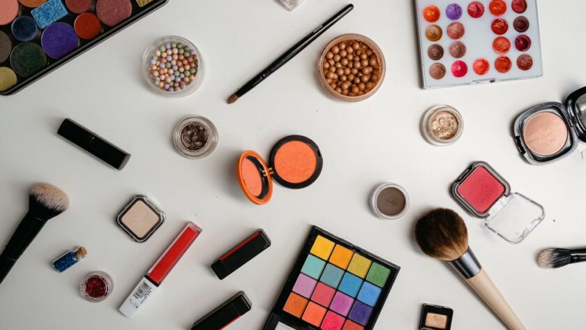 Conjunto de produtos de beleza organizado sobre superfície branca