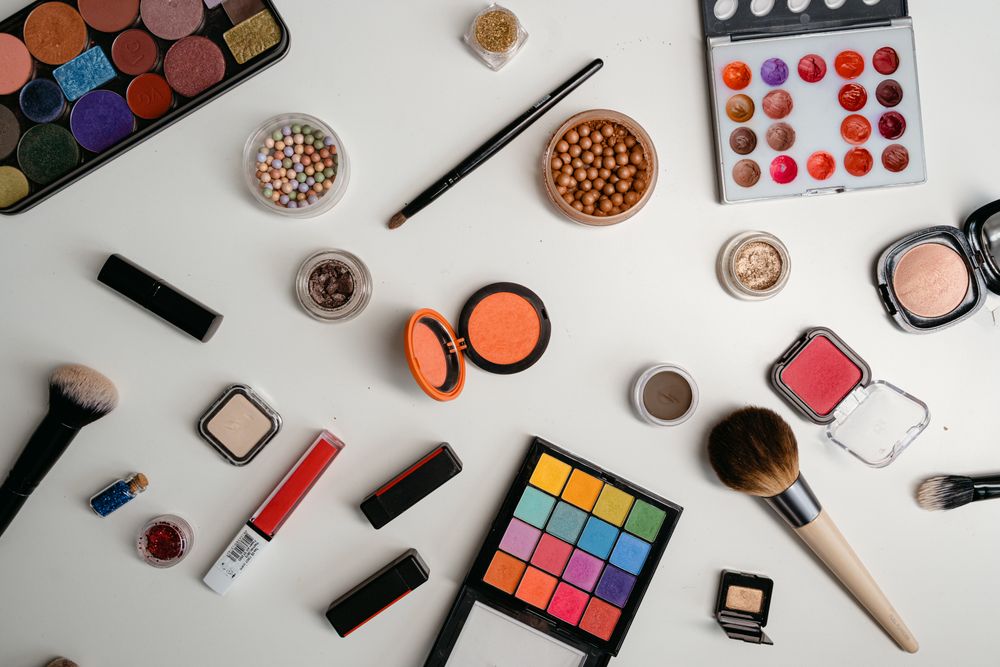 Conjunto de produtos de beleza organizado sobre superfície branca