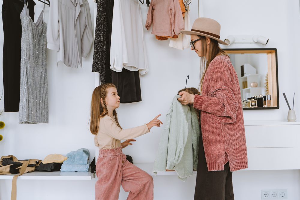 Roupas penduradas em cabideiro dentro do guarda-roupa