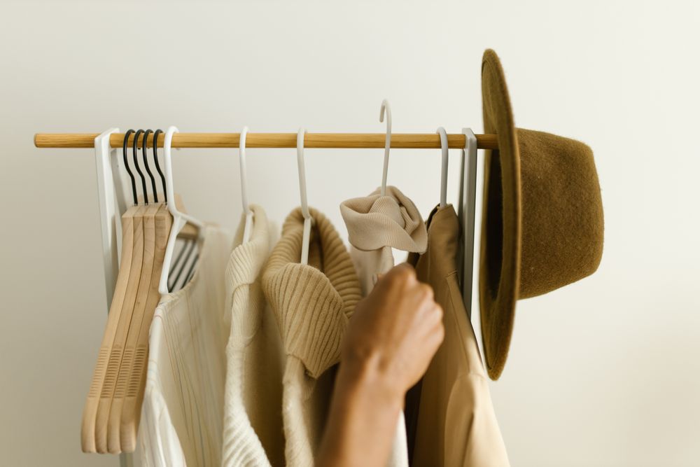 Prateleira com roupas dobradas e organizadas
